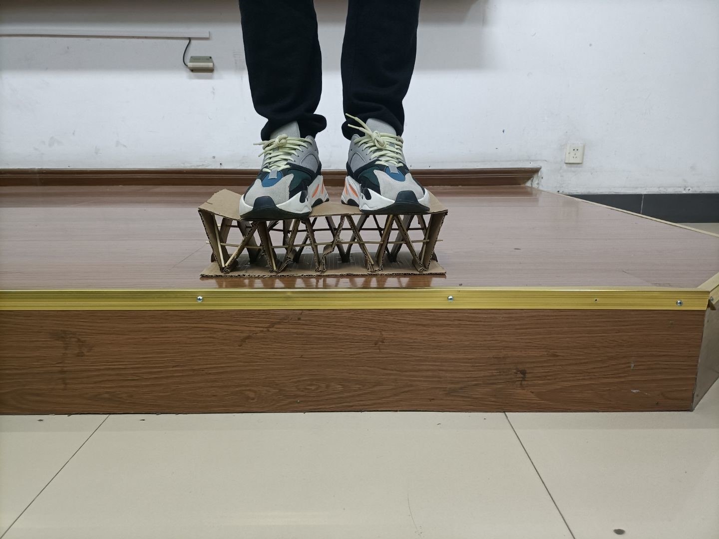 土力学院科协实创部举办纸桥的刚与美活动